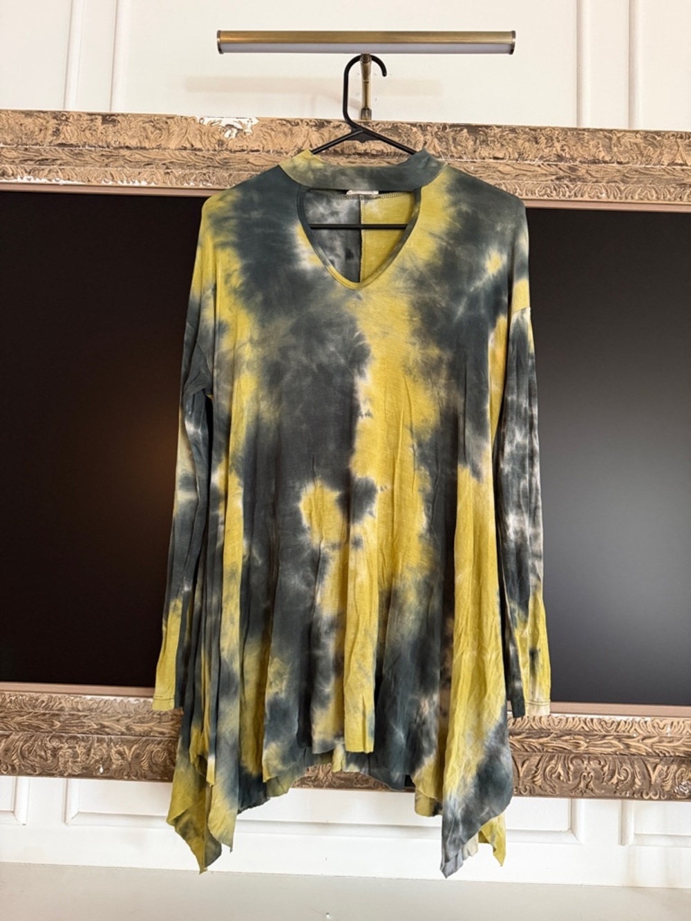 Tie-Dye Long Sleeve Keyhole V-Neck Tunic Top in Yellow and Gray
